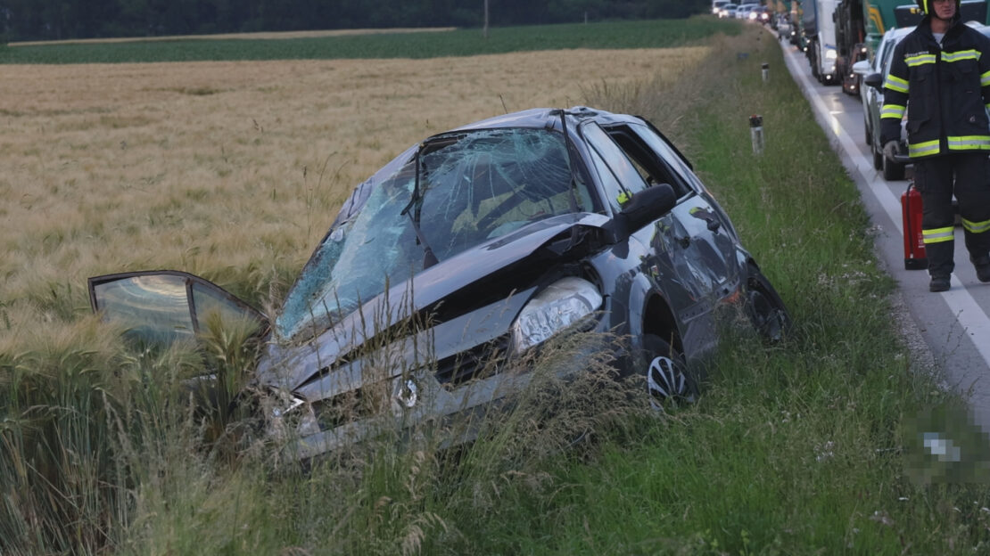 Schwerer Crash: Auto nach Streifkollision auf Wiener Straße in Edt bei Lambach mehrfach überschlagen